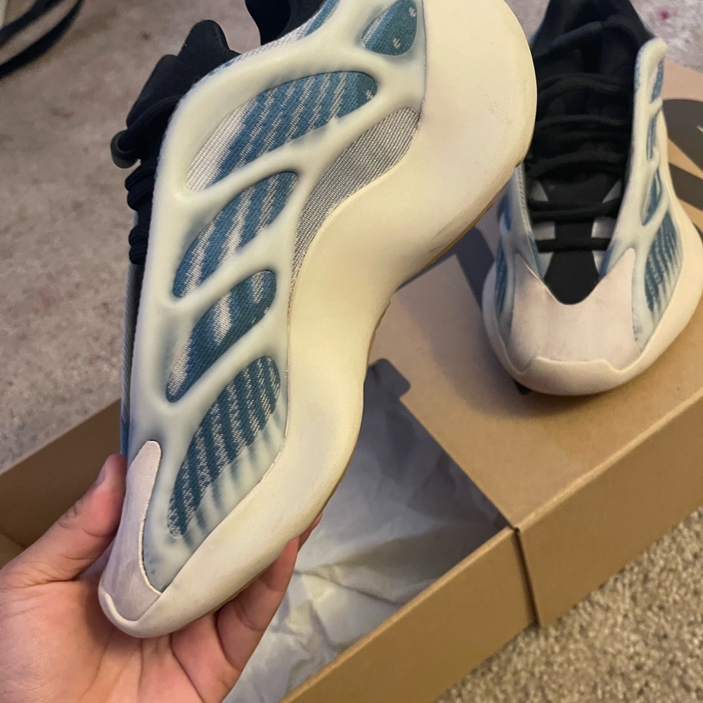 Yeezy kyanit size 4 1/2